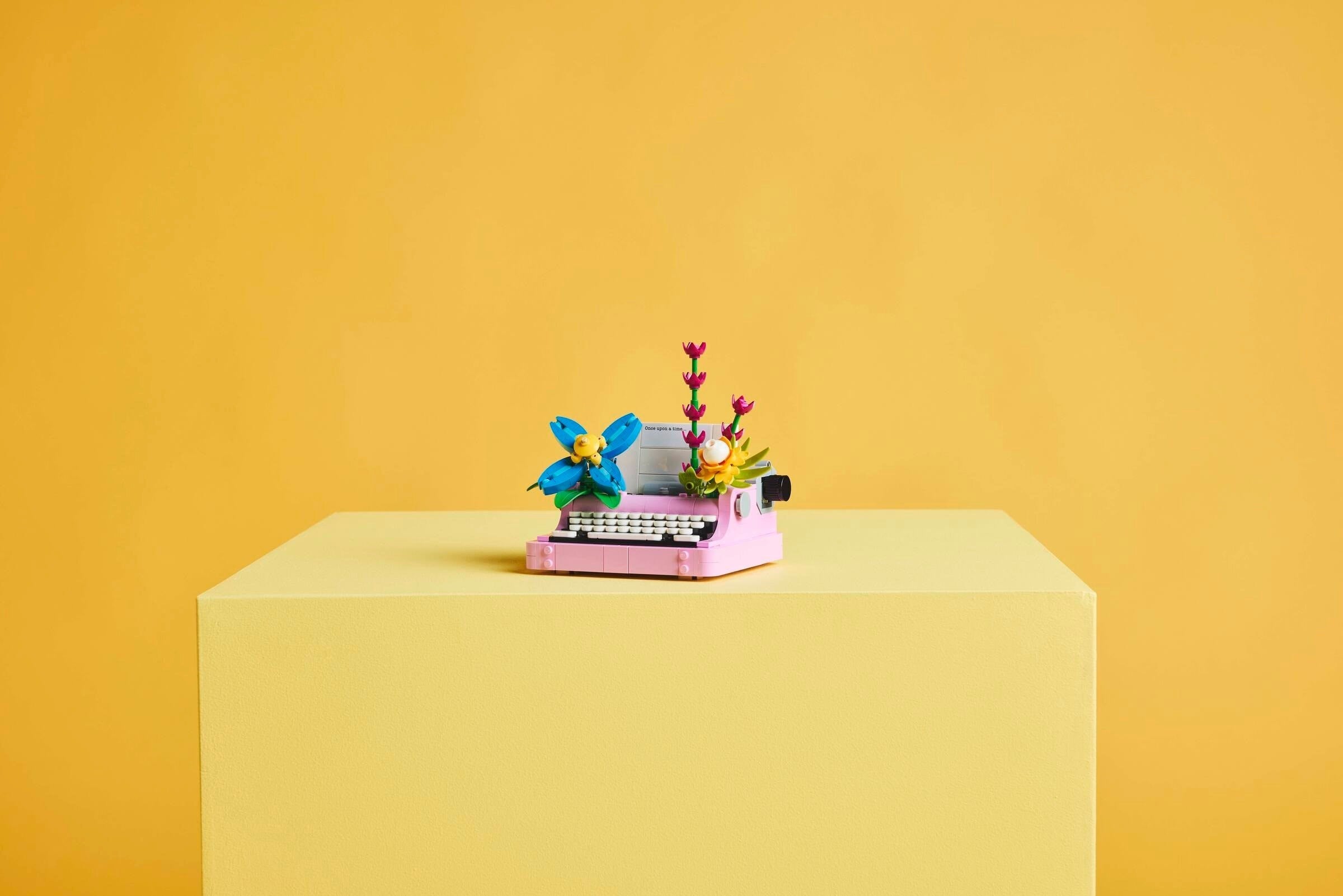 Typewriter with Flowers | Creator | 31169