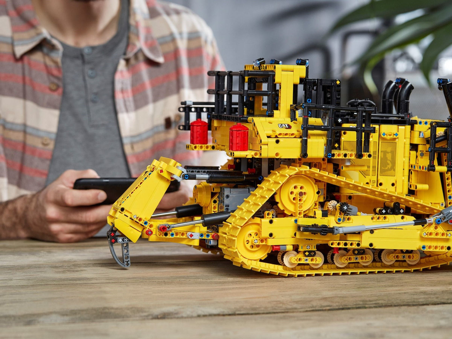 Cat D11 Bulldozer | Technic | 42131