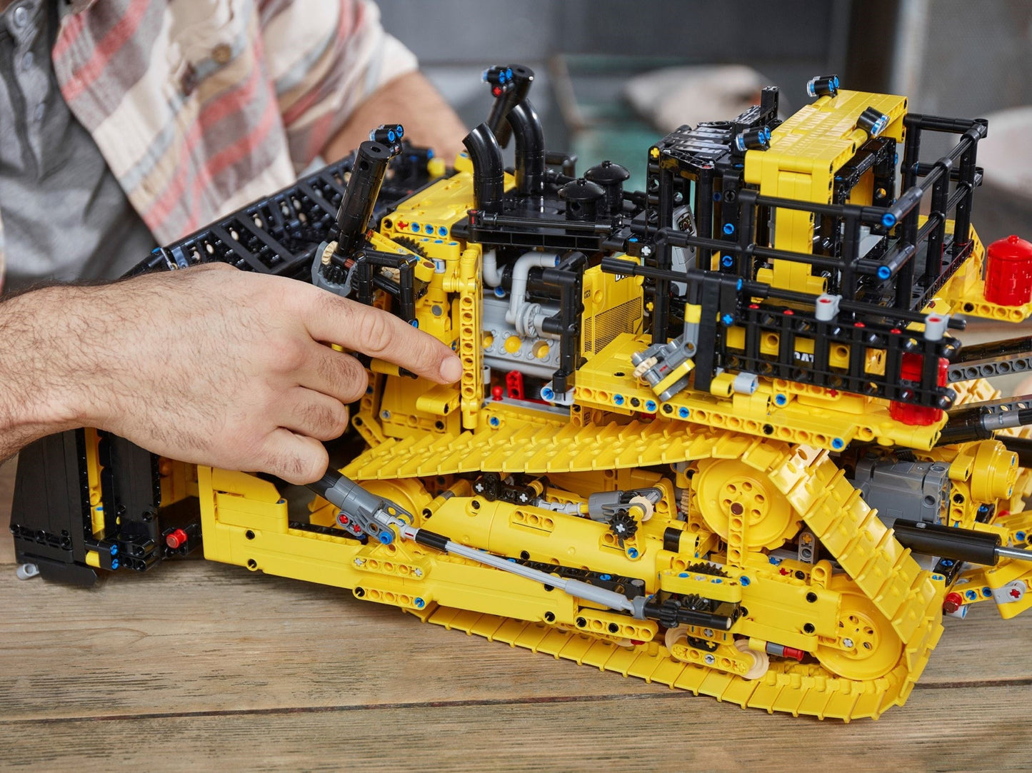 Cat D11 Bulldozer | Technic | 42131
