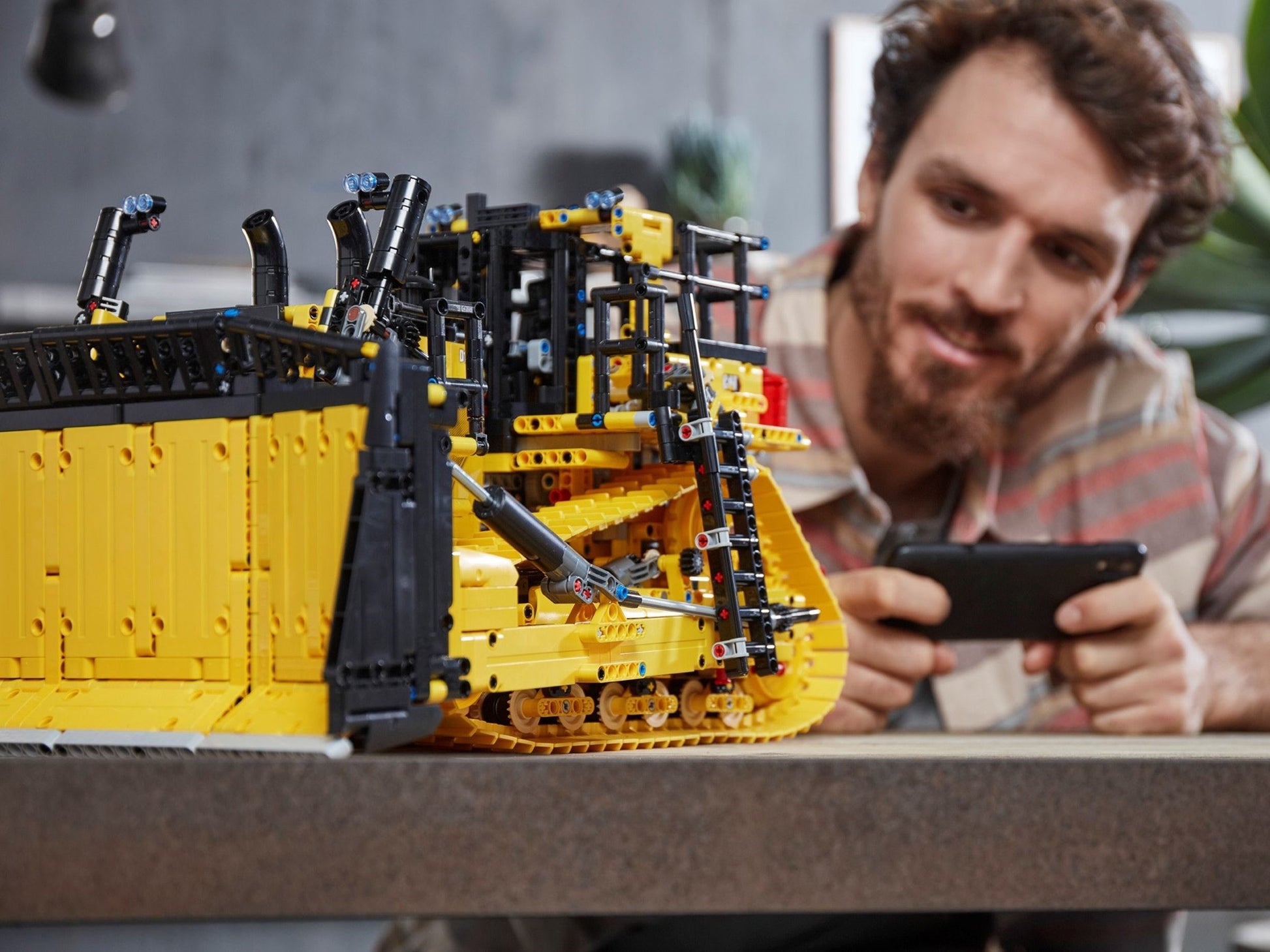 Cat D11 Bulldozer | Technic | 42131