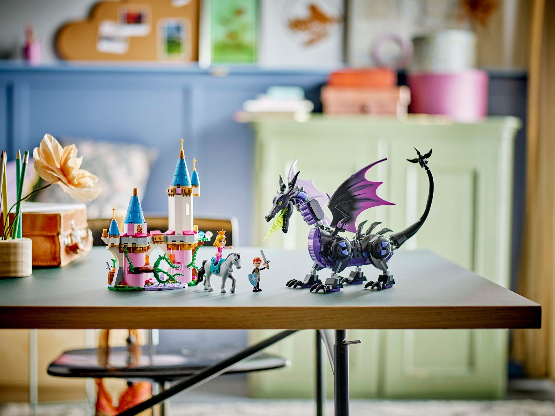 Maléfique sous sa forme de dragon et le château d'Aurore | Disney | 43240