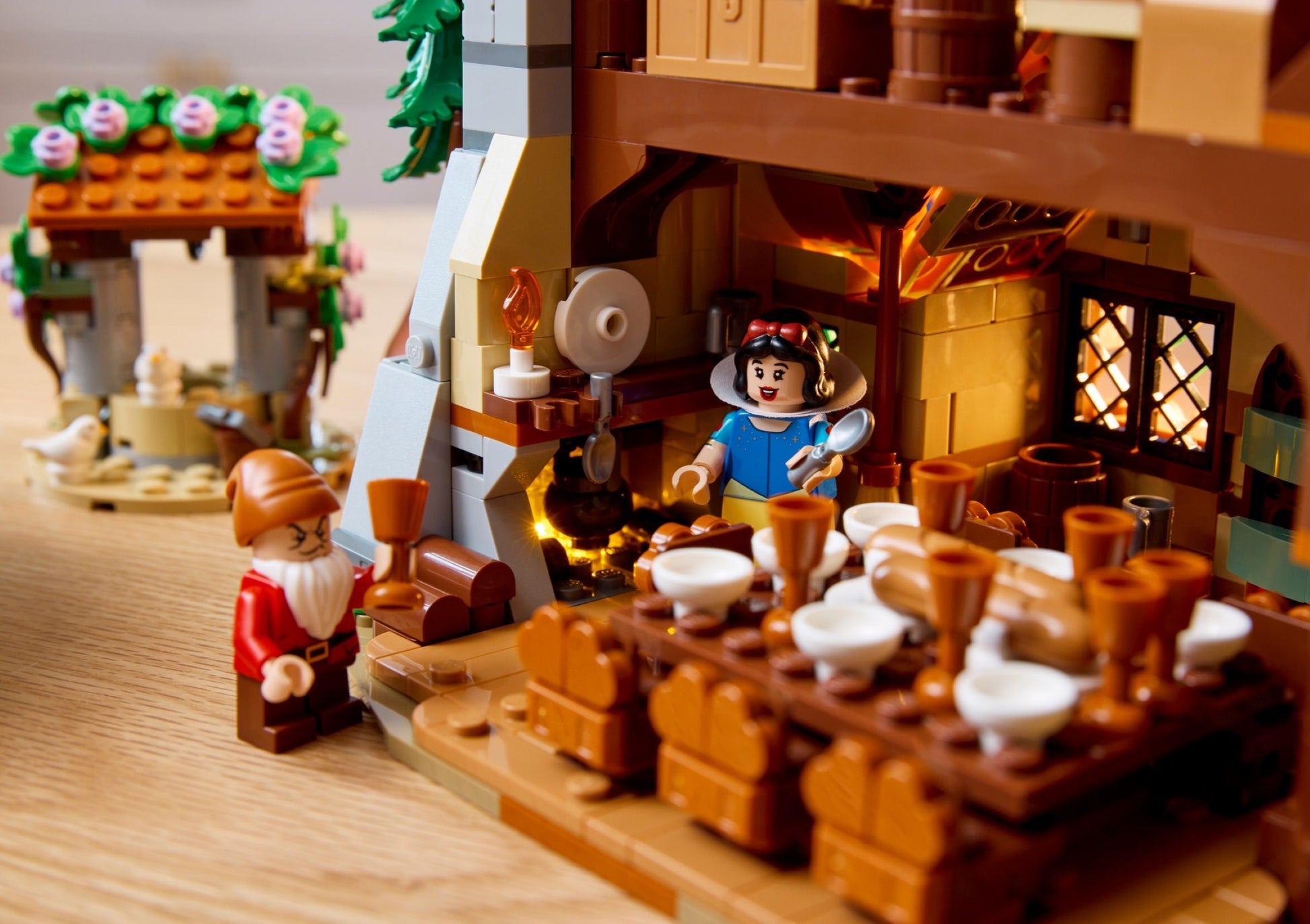 Snow White and the Seven Dwarfs' Cottage | Disney | 43242