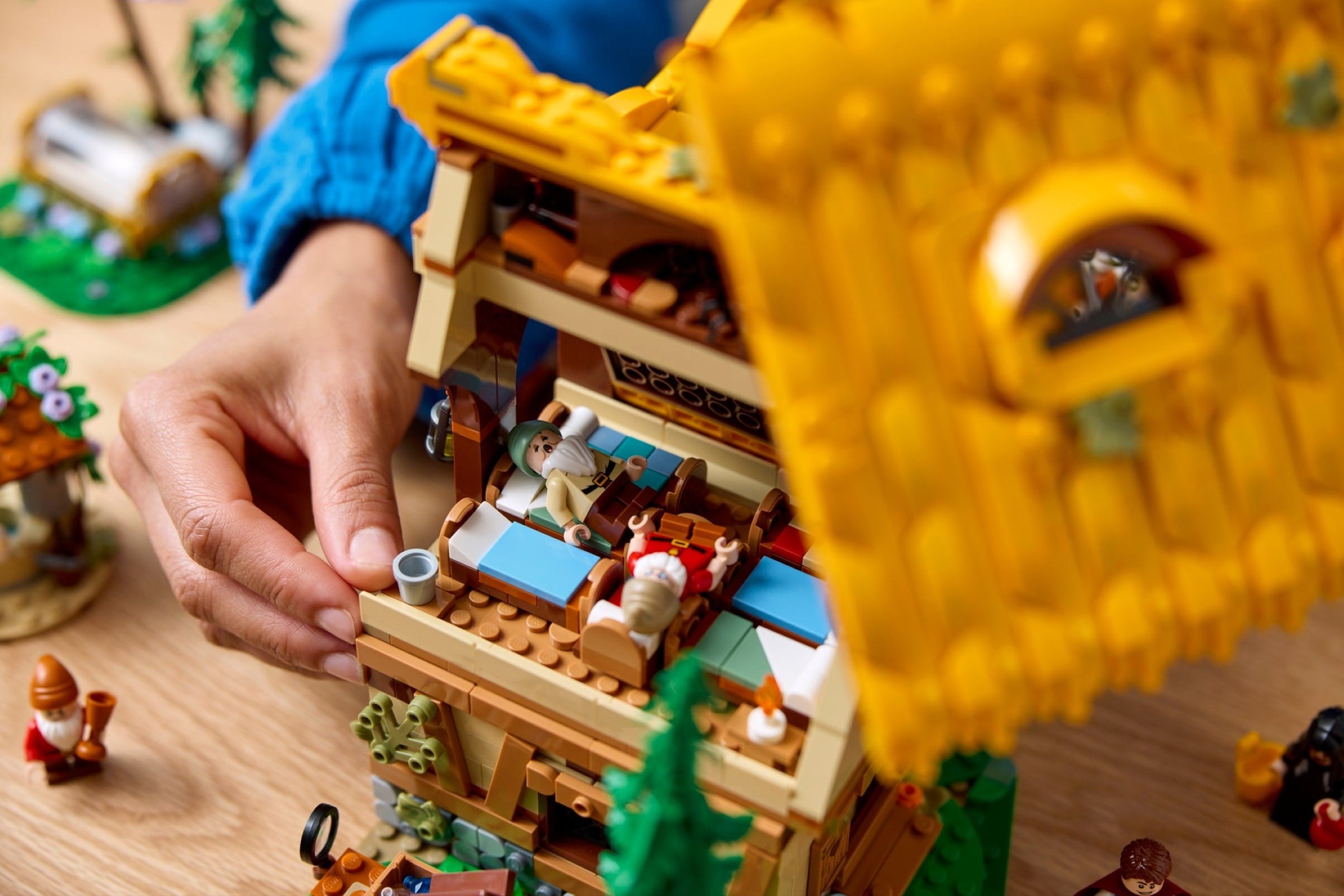 Snow White and the Seven Dwarfs' Cottage | Disney | 43242