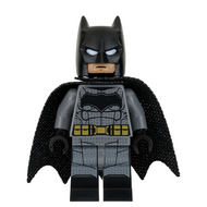 Batman - Costume gris bleu foncé, ceinture dorée, gants noirs, grand logo chauve-souris, jambes imprimées, barbe de trois jours | sh0437