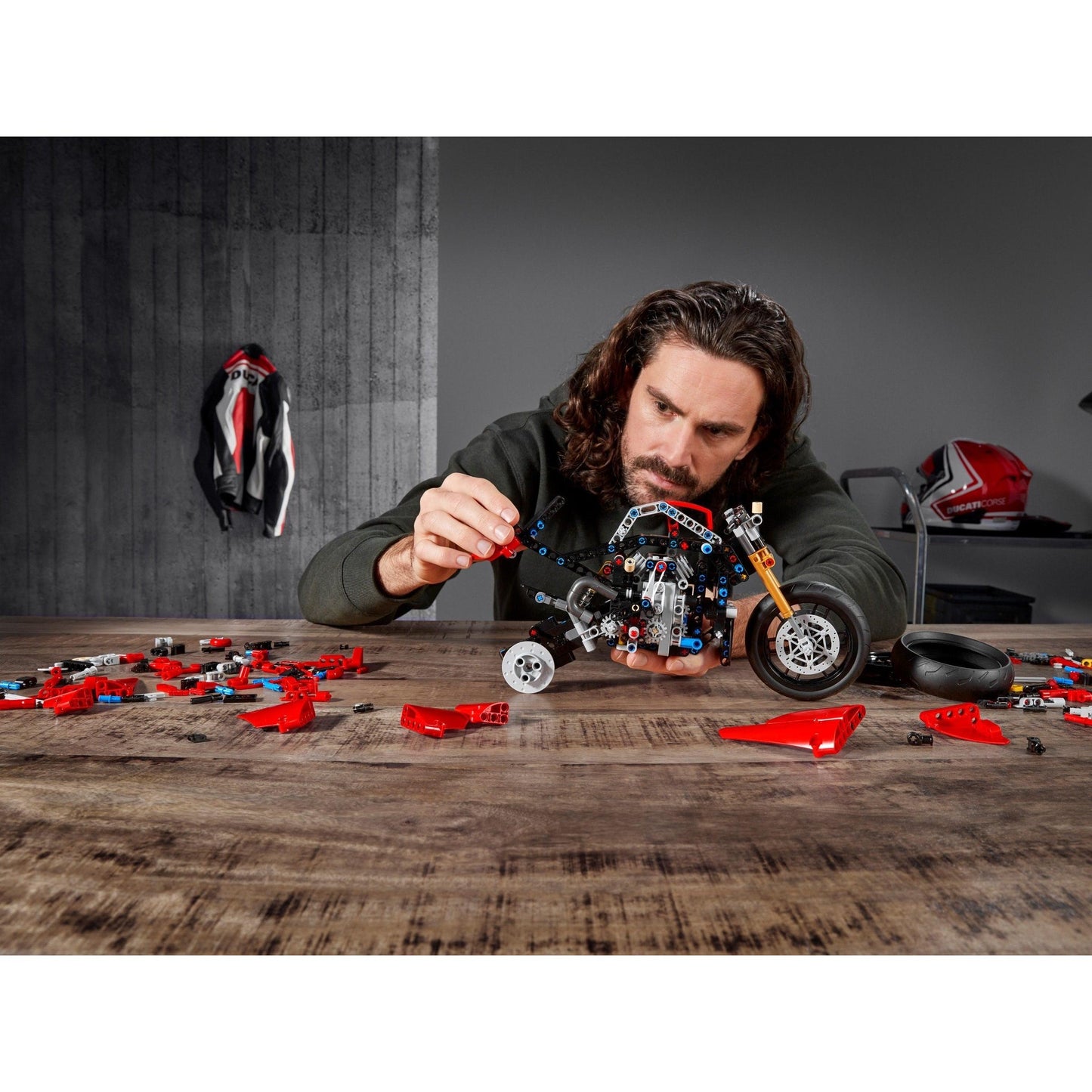 Ducati Panigale V4 R | Technic | 42107