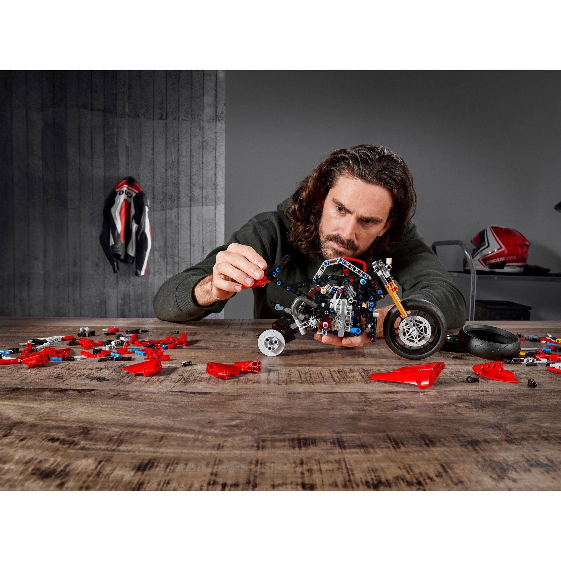 Ducati Panigale V4 R | Technic | 42107