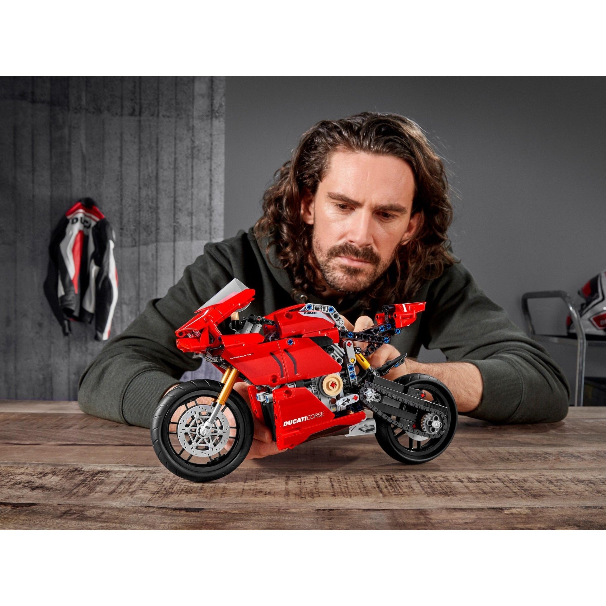 Ducati Panigale V4 R | Technic | 42107