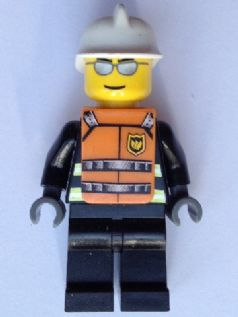 Tenue de pompier : bandes réfléchissantes, pantalon noir, casque blanc, lunettes de soleil argentées, gilet orange à sangles avec logo et motif « FEU » (autocollants) | WC016s