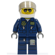 Police forestière - Pilote d'hélicoptère, combinaison de vol bleu foncé avec insigne, casque, lunettes de soleil noires et argentées, sans sourcils | cty0383