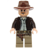 Indiana Jones - Veste marron foncé, chapeau Fedora marron rougeâtre, sourire asymétrique bouche fermée | iaj001
