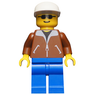 Veste marron, jambes bleues, casquette blanche | trn022