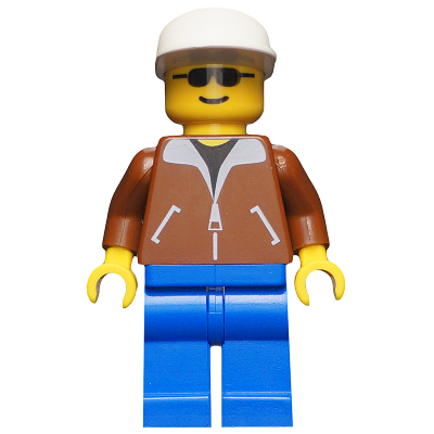 Veste marron, jambes bleues, casquette blanche | trn022