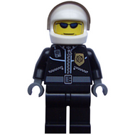 Police - Veste en cuir avec insigne doré, casque blanc, visière marron clair, lunettes de soleil bleu foncé | cty0006