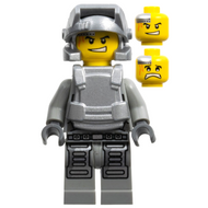 Ingénieur mineur de puissance, tenue gris clair bleuté, armure et casque argent métallisé | pm026