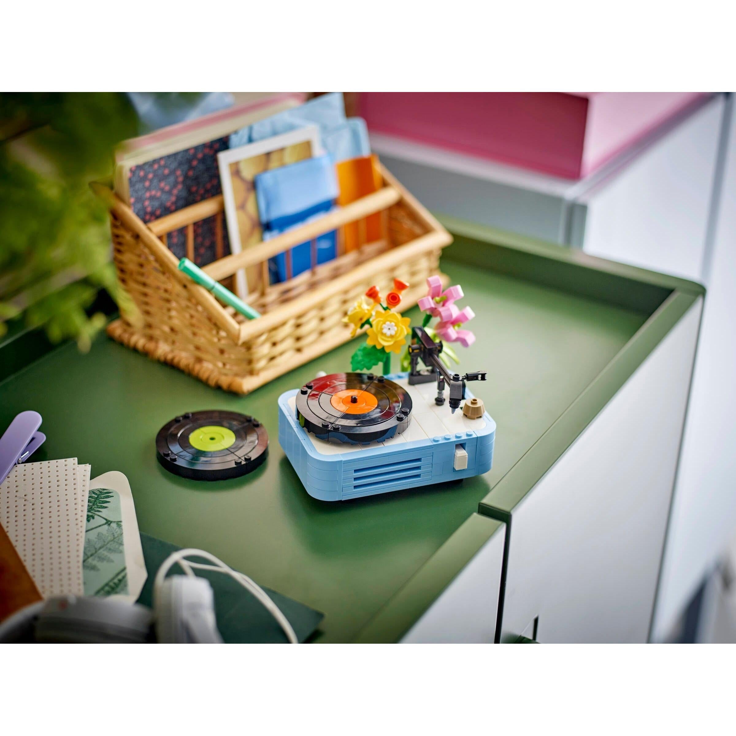 Record Player with Flowers | Creator | 31172