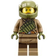 Soldat de la Résistance - Veste à capuche beige foncé, porte-chargeurs, barbe de trois jours, casque avec mentonnière | sw0892