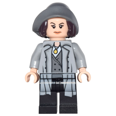 Tina Goldstein - Trench-coat gris clair bleuté, coiffure avec chapeau | dim029